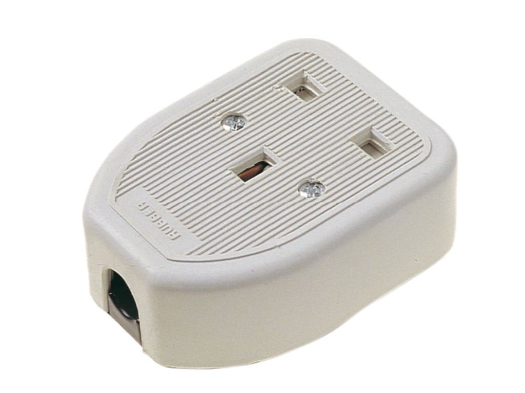 Rubber Trailing Socket 13A 1-Gang White                                         