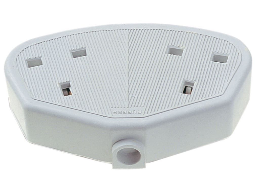 Rubber Trailing Socket 13A 2-Gang White                                         