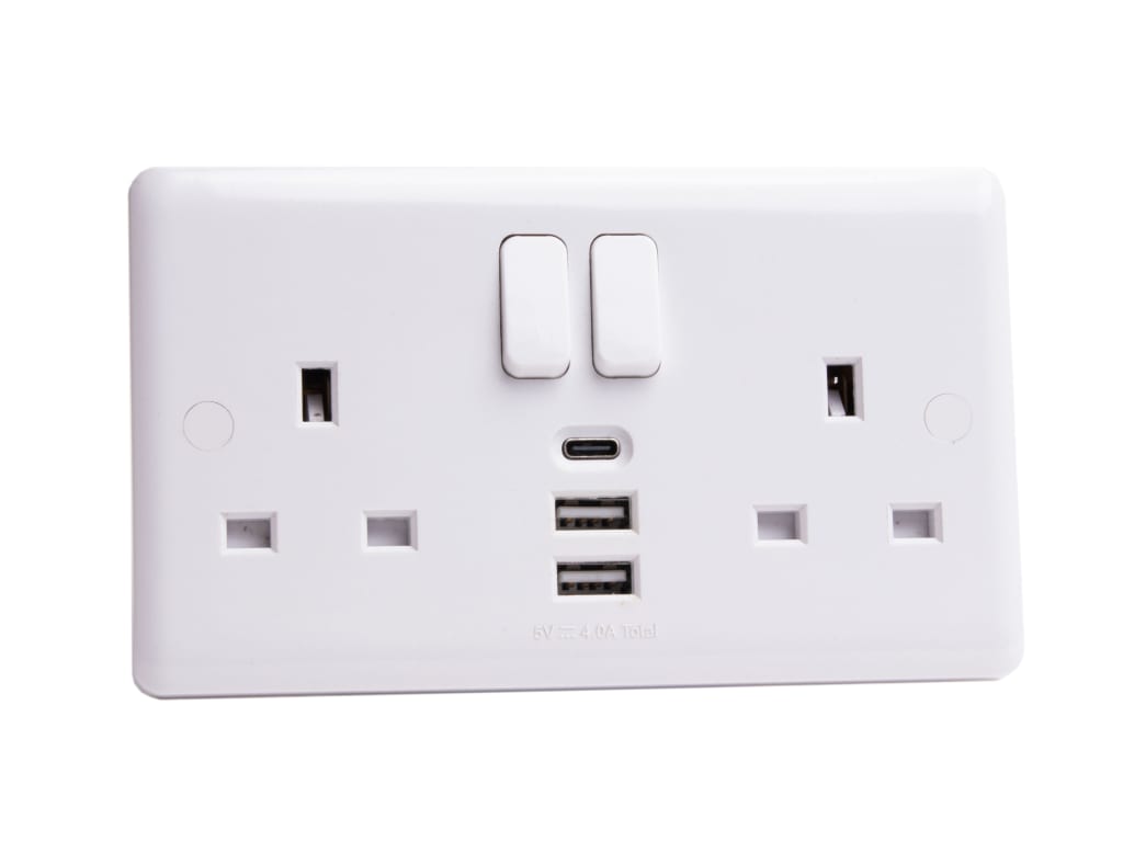 Switched Socket 2-Gang + 3 USB Ports 13A                                        